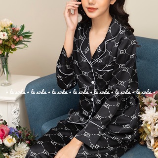 Pijama dài tay lụa satin hoạ tiết Gucci đen