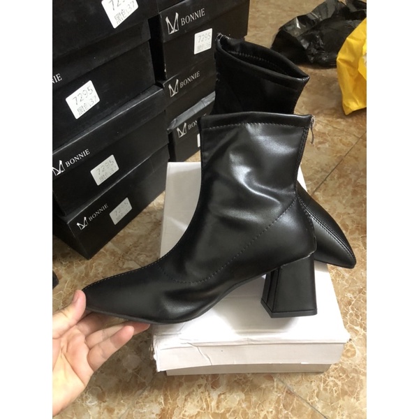 Bốt nữ lửng cổ, gót cao 6 phân mũi nhọn có khoá kéo sau gót