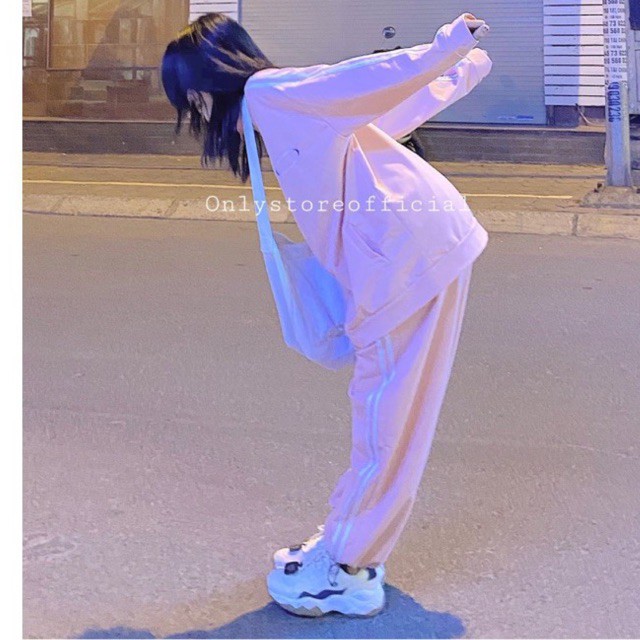 set thể thao hồng siêu xinh(màu sắc do yếu tố ánh sáng,cần tư vấn nhắn cho shop ạ)nhận hàng có vấn đề liên hê shop )