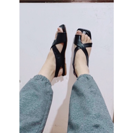 Sandal quai chéo kết hợp xỏ ngón khóa cài