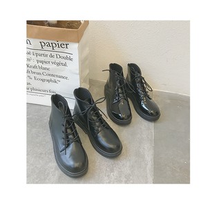 Boots cổ ngắn buộc dây đơn giản.