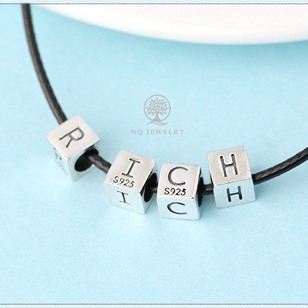 Chữ cái xỏ ngang vuông 4 mặt - Charm bạc phối vòng