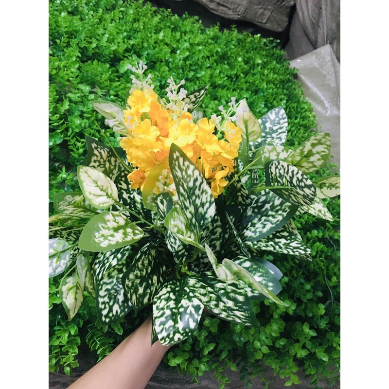 cành điểm phối hoa lụa nhân tạo, trầu bà lá sữa gắn cỏ treo tường