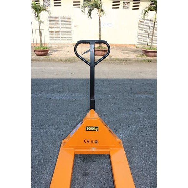 Xe nâng tay 3 tấn hiệu Interlift, đủ tiêu chuẩn xuất châu Âu