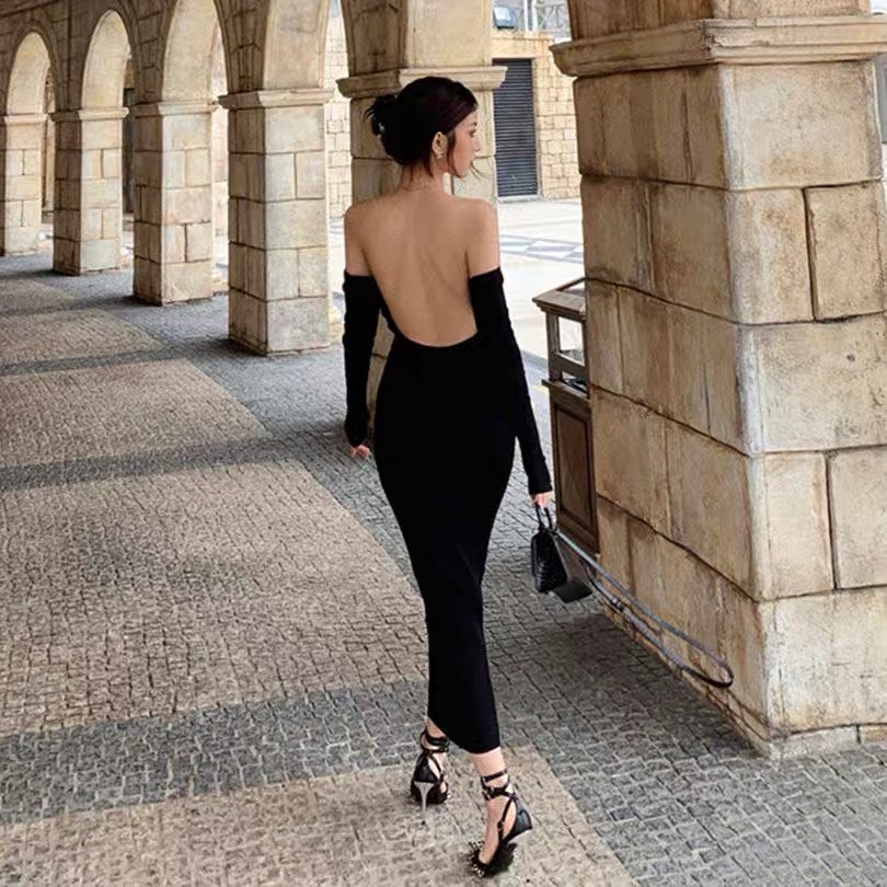 Đầm ôm body cut lưng đen trễ vai tay dài dệt kim màu đen sexy retro ơi