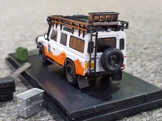Xe Mô Hình Land Rover Defender 110 1:64 Master ( Trắng Cam )