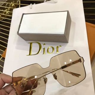 Kính dior mắt vuông mà nâu