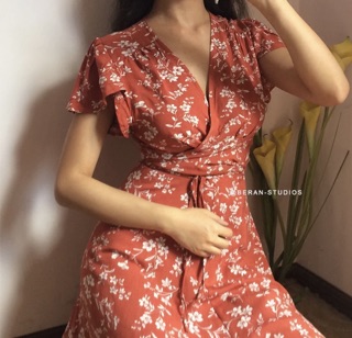 Váy hoa đỏ nhí buộc eo