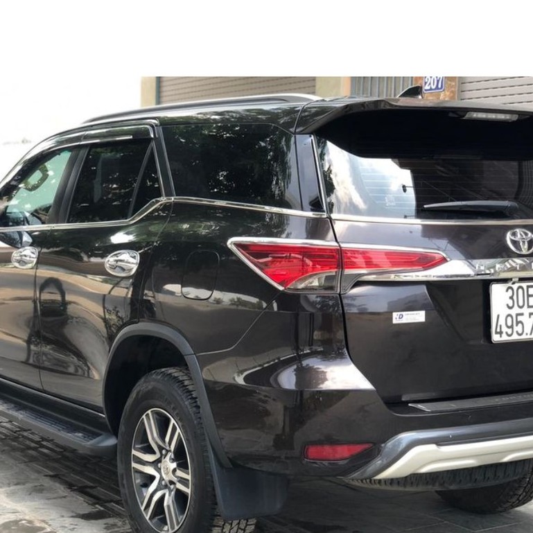 Nẹp Chân Kính, Cong Kính Xe Toyota Fortuner 2022-2017 Chất Liệu Inox sáng Bóng Cao Cấp, Lớp Bảo Vệ Màu Kem