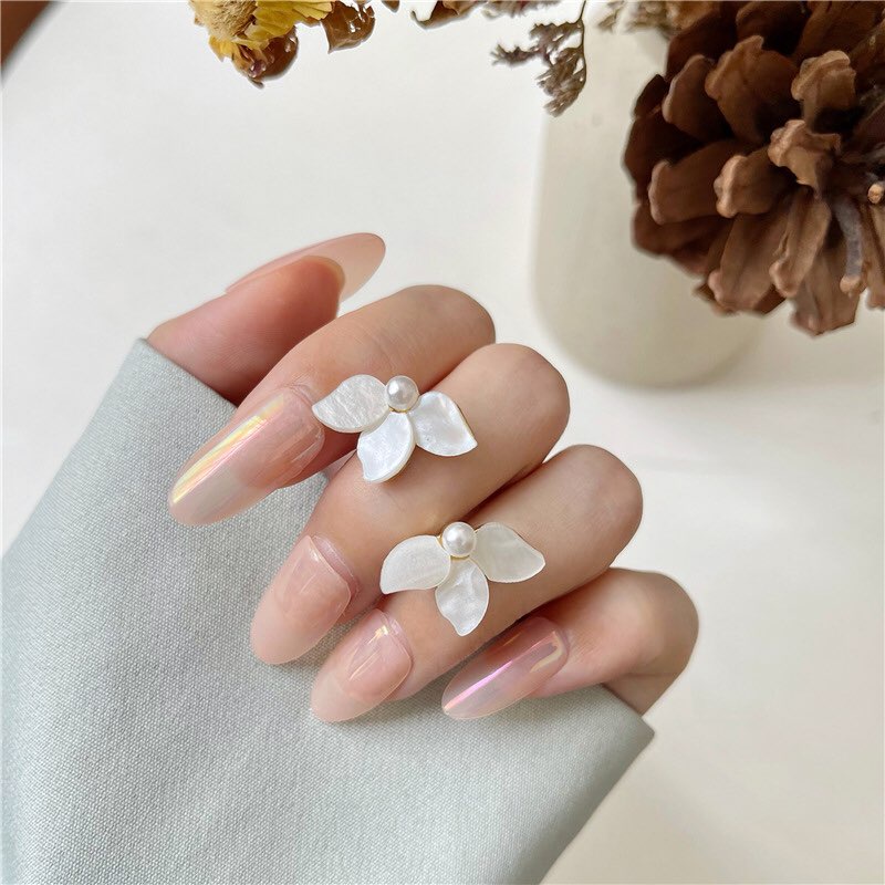 Khuyên tai nữ 3 cánh hoa trắng tiểu thư KT12