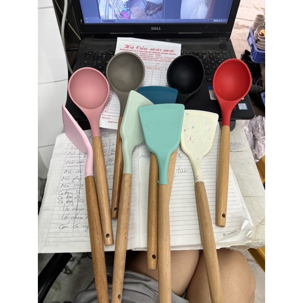 Môi xẻng silicon cán gỗ Hàn Quốc siêu xinh