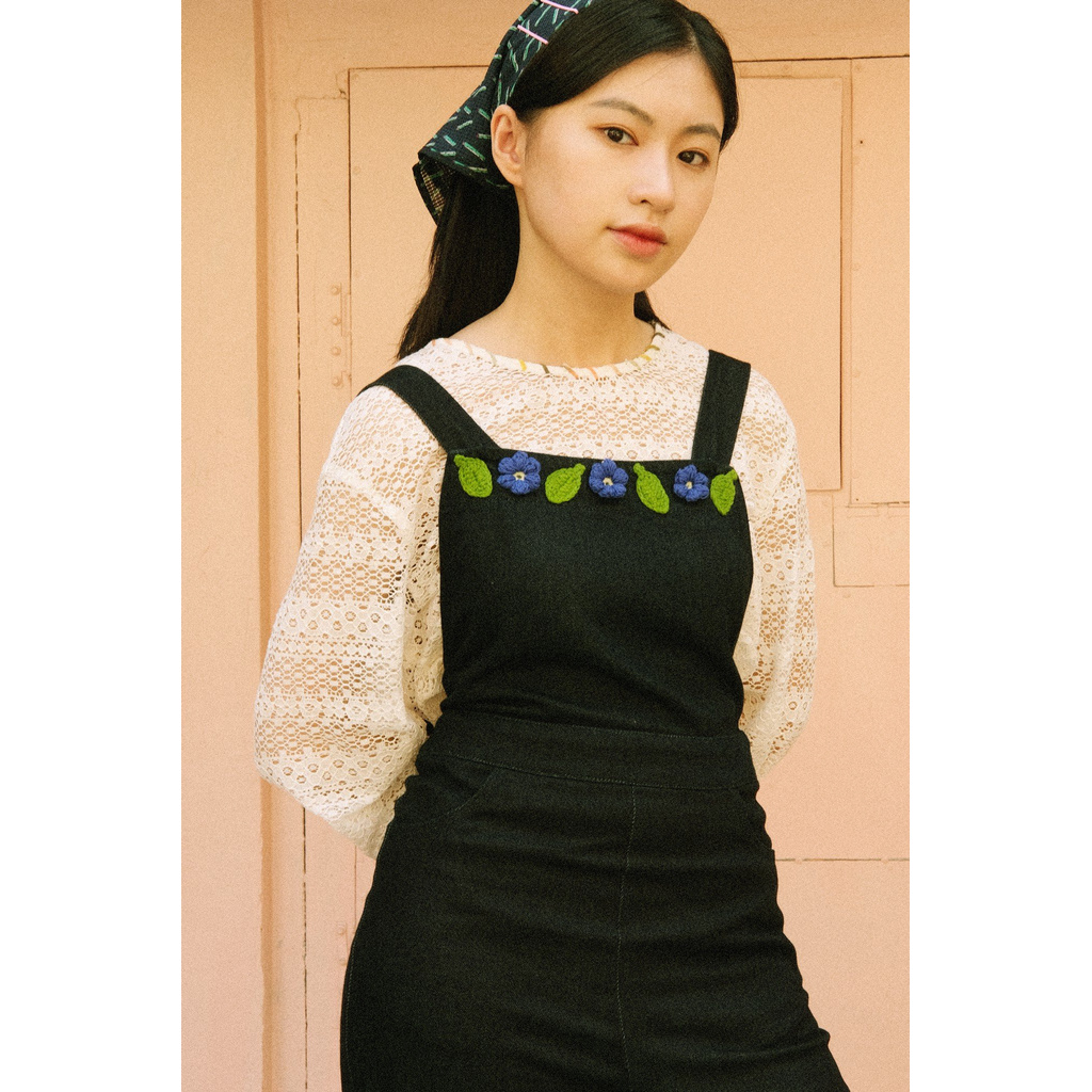 [Mã WABRHI5 giảm 15% đơn 599K] Yếm quần dài vải denim xanh đen đính hoa lá làm bằng len | BigBuy360 - bigbuy360.vn