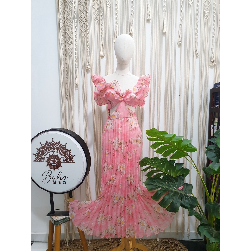 Váy hoa Ngọc Trinh khoét eo