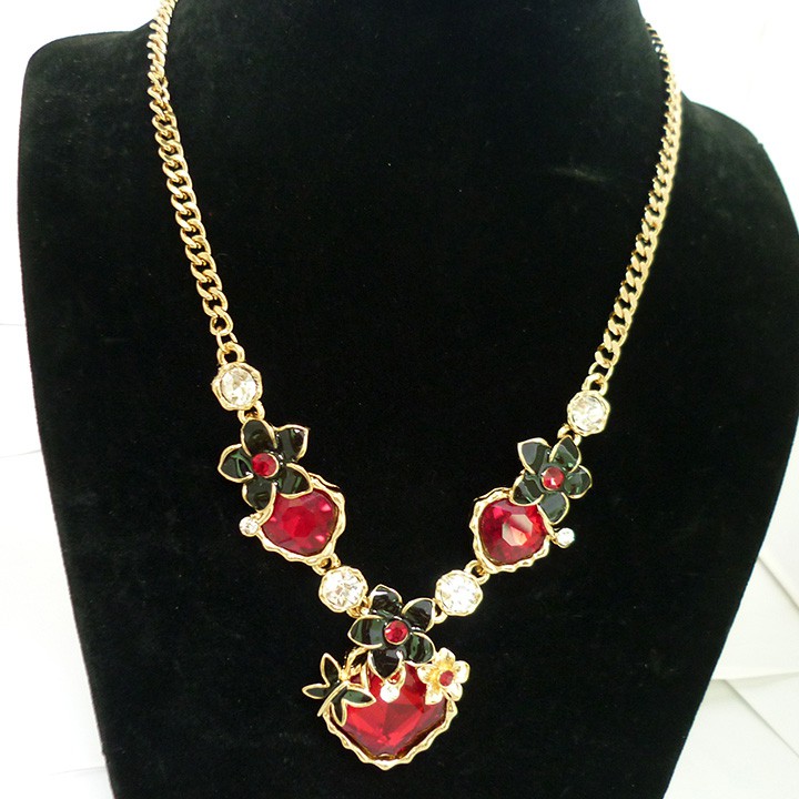 Vòng cổ hoa cẩn đá đỏ.