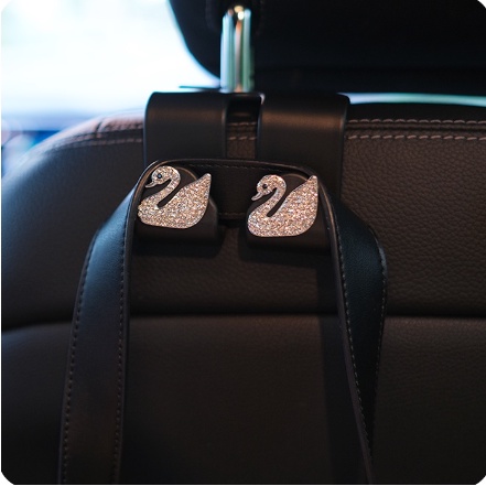 Móc treo đồ sau ghế ô tô gắn hoa chanel dễ thương- Dũng An shop