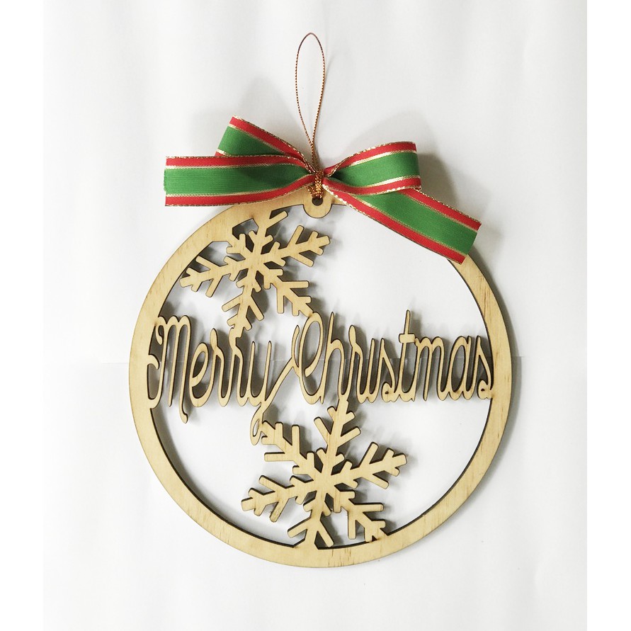 Phụ kiện trang trí Noel: Bảng treo cửa hình tròn khắc chữ Merry Christmas bằng gỗ, có gắn nơ xanh đỏ - Wooden Studio
