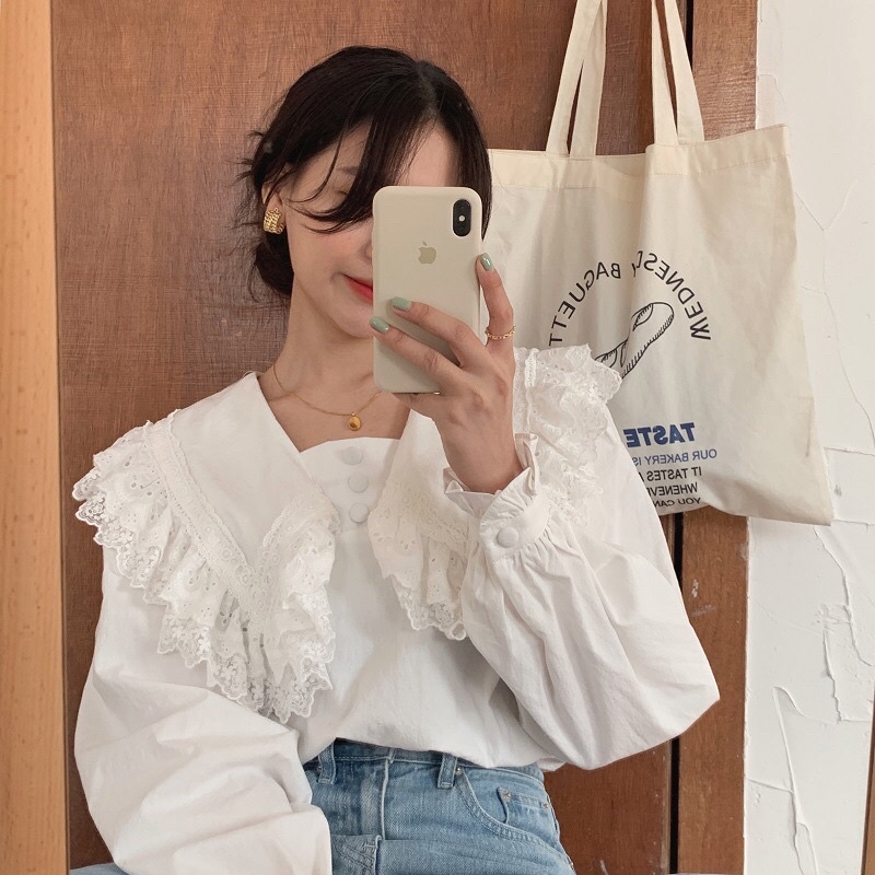 - Áo tiểu thư cúc bọc cổ bèo phối ren tay dài màu trắng và be siêu vintage