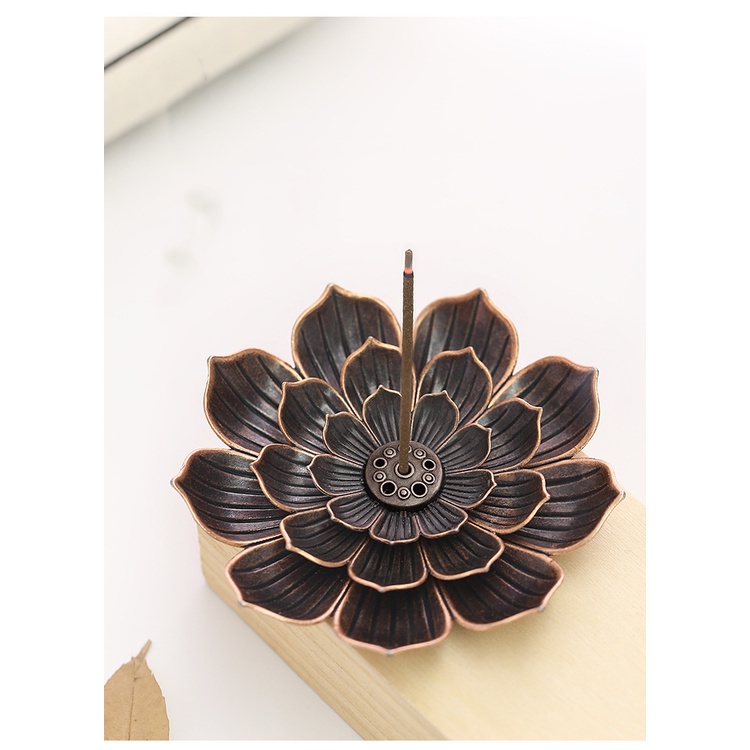 Lư hương hình hoa sen bằng đồng 6 lỗ.
