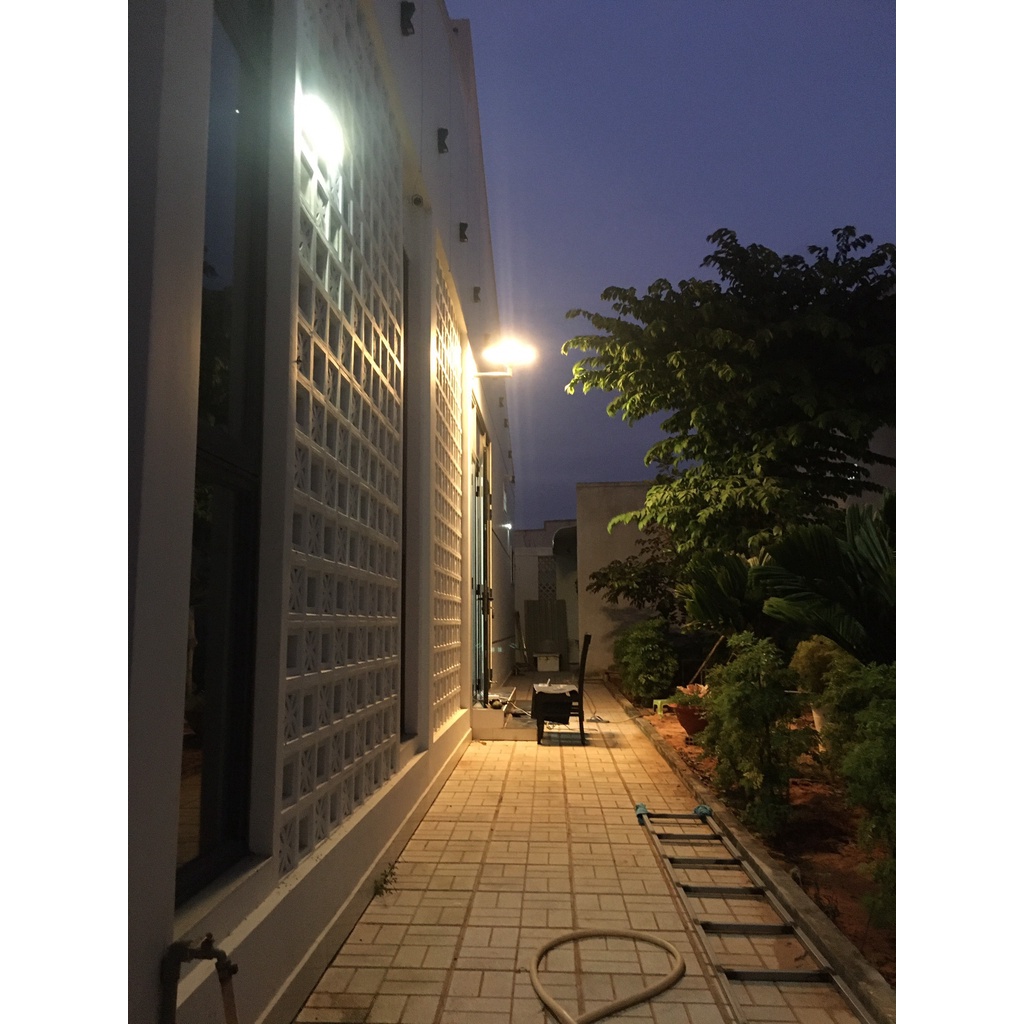 Đèn Sân Vườn Năng Lượng Mặt Trời 500W ánh Sáng Vàng Cao Cấp Siêu Sáng, 10 Khoang, pin 30.000 mah, BH đến 2 năm