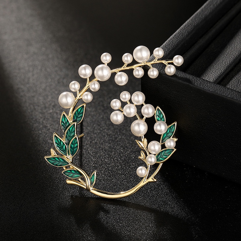 [New products in autumn and winter] Fashion gardenia brooch, pearl painting oil, coat accessories, brooch, female gift, brooch