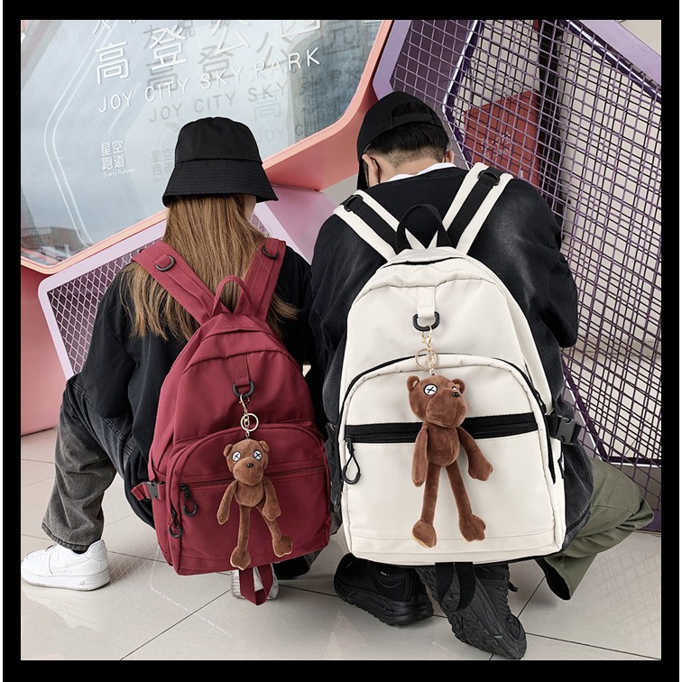 Balo học sinh móc treo ở giữa