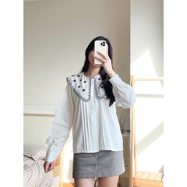 Áo sơmi dài tay cổ sen thêu hoa xếp ly đứng