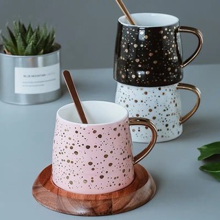 Cốc sứ hoạ tiết chấm bi vàng (kèm nắp và thìa)