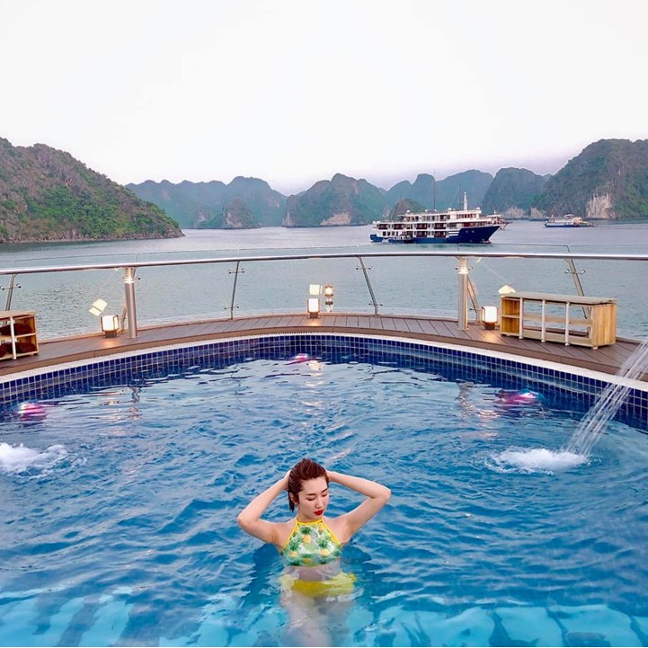 Ngủ Đêm Trên Siêu Du thuyền Stellar Of The Seas 5* Đẳng Cấp Nhất Tại Vịnh Hạ Long (Trọn Gói 2N1Đ)