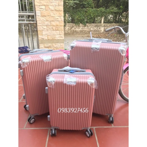Vali VNXK 841 size 28 inch hàng chính hãng Hùng Phát. Chống xước, va đập,hàng sẵn kho ạ.