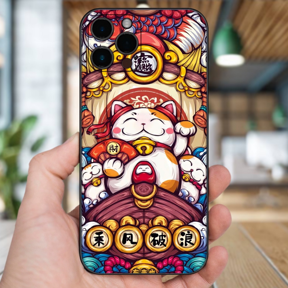 Ốp lưng iPhone 12 Pro Max dẻo đen cạnh vuông in hình Mèo Thần Tài dễ thương