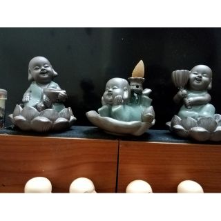 Thác đốt trầm hương hình chú tiểu ngự trên đài sen