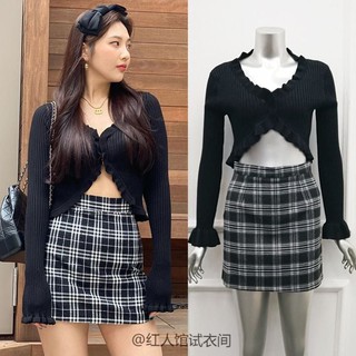 (Sẵn chân váy sz M)Set đồ dạo phố Joy - Áo croptop len gân xẻ vạt diềm bèo dài tay - Chân váy caro đen sọc trắng