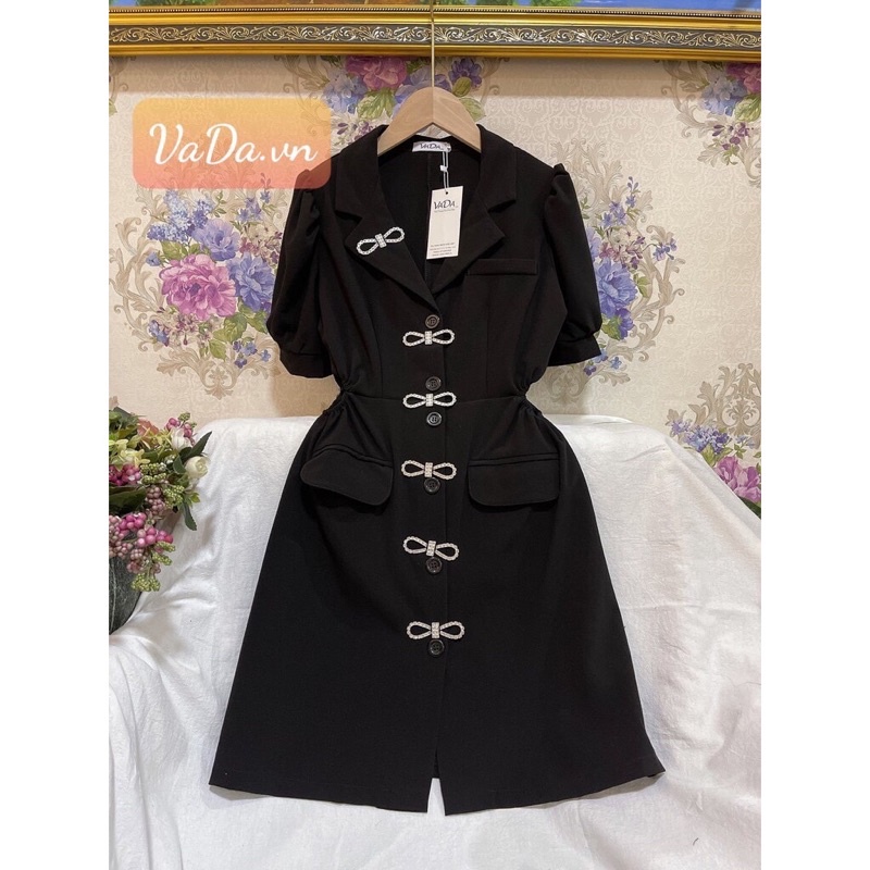 Đầm cổ vest cài nút trang trí nơ đính đá phong cách hiện đại