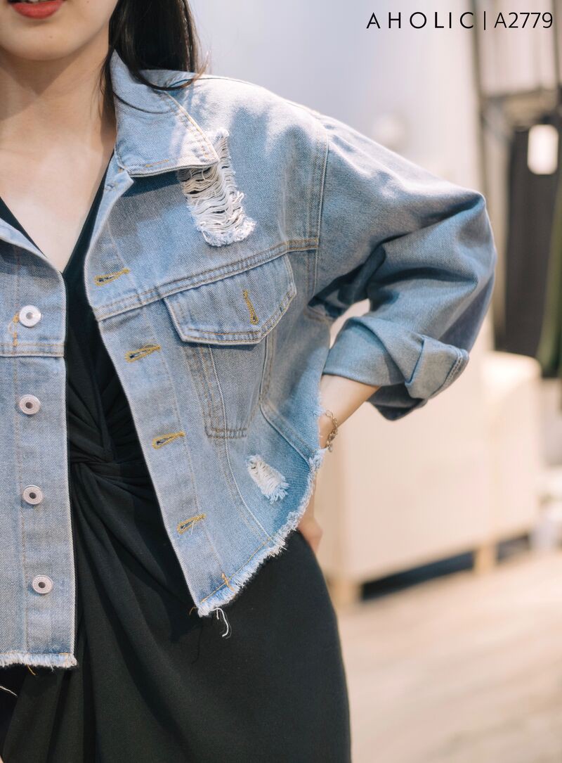 Khoác jeans xanh rách nhẹ 1 lớp mặc xuân hè thu đông Aholic | BigBuy360 - bigbuy360.vn