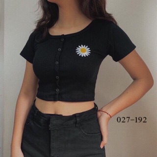 Áo croptop phối nút thêu hoa cúc