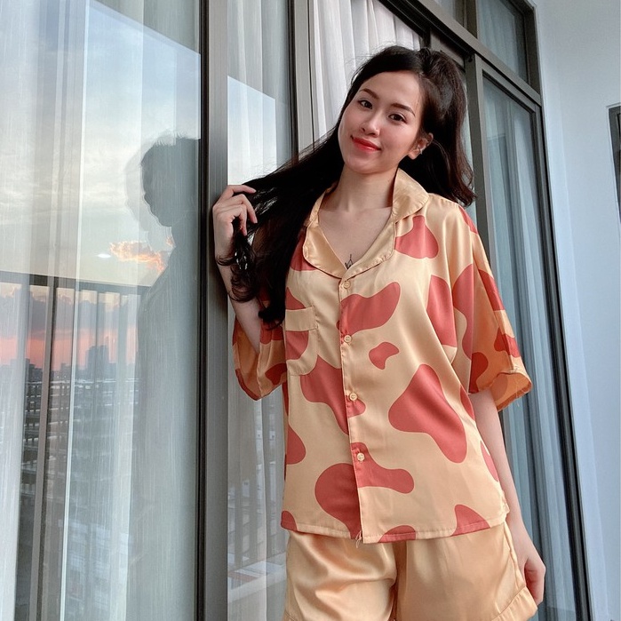 Bộ Lụa Cánh Dơi Họa Tiết Bò Sữa Mặc Nhà | BigBuy360 - bigbuy360.vn