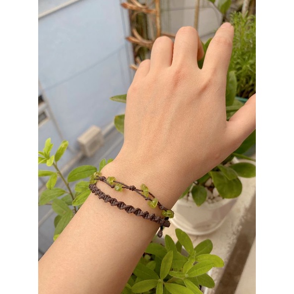 Vòng tay peridot dây nâu