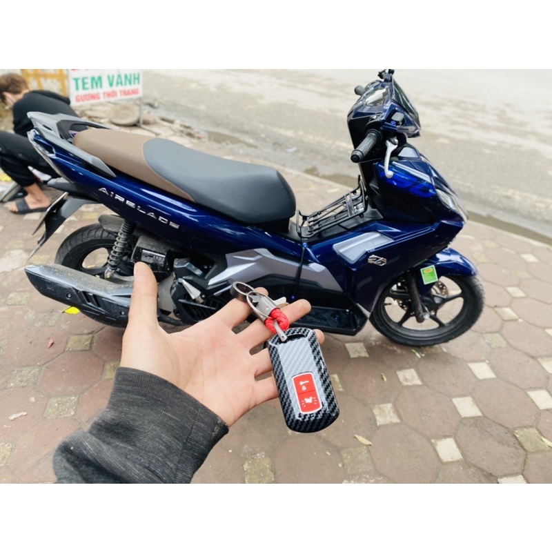 Combo móc khoá+ Bọc Chìa Khóa Smartkey viision 2018-2020 airblade 2016-2019,lead 2018-2020( 2 nút ) Ốp Carbon ( hon13)