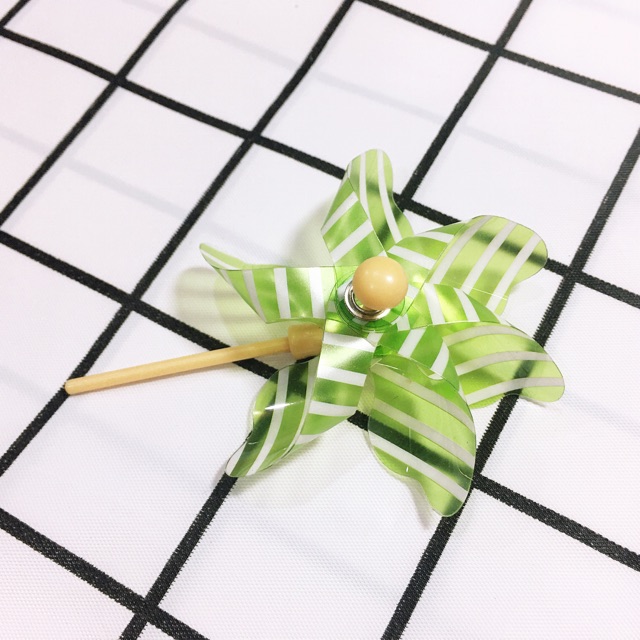 Chong chóng nhựa trang trí nhà cửa góc làm việc doll