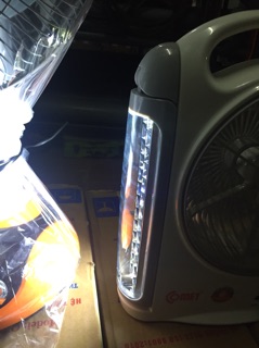Qụat sạc tích hợp đèn led Comet CRF0508