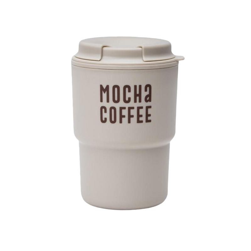 Cốc uống nước kèm nắp xoay có lỗ cắm ống hút.