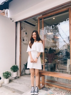 Đầm cổ V trắng