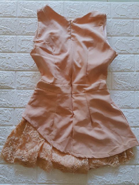 Đầm cổ vest chân ren