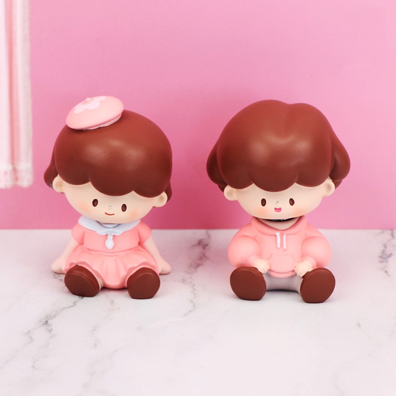 Decor Bàn Làm Việc Taplo Ô Tô Cặp Đôi Búp Bê Lắc Đầu Siêu Cute - Phụ Kiện Trang Trí Xe Hơi Bàn Học Hitechlife Cao Cấp