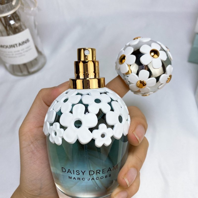 Marc Jacobs Nước hoa Blue Little Daisy Dream nhẹ nhàng kéo dài và hương hoa tươi mát và hương trái cây