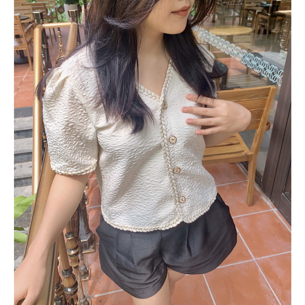 Áo kiểu chất xốp màu be tay lỡ cổ V phối viền nhẹ nhàng nữ tính phong cách vintage thiết kế Demuse
