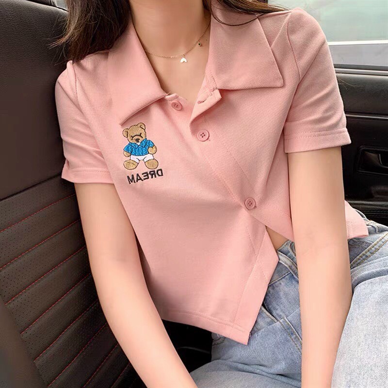Áo croptop nữ Polo cổ trụ thêu, dáng ôm nhẹ co dãn thoáng mát.
