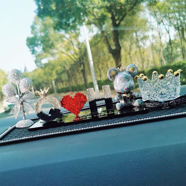 Trang Trí Taplo Ô Tô Chữ Theo Ý Nghĩa Cá Nhân Hình Gấu BearBrick Dễ Thương - Trang Trí Taplo Xe Hơi