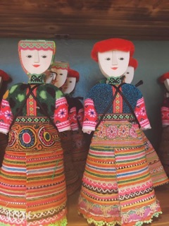 Búp bê dân tộc gỗ