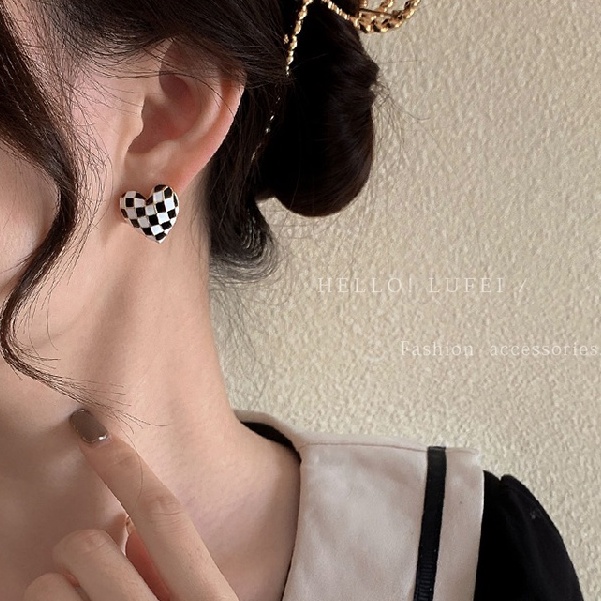 Khuyên Tai Hình Bàn Cờ Vua Và Trái Tim Độc Đáo